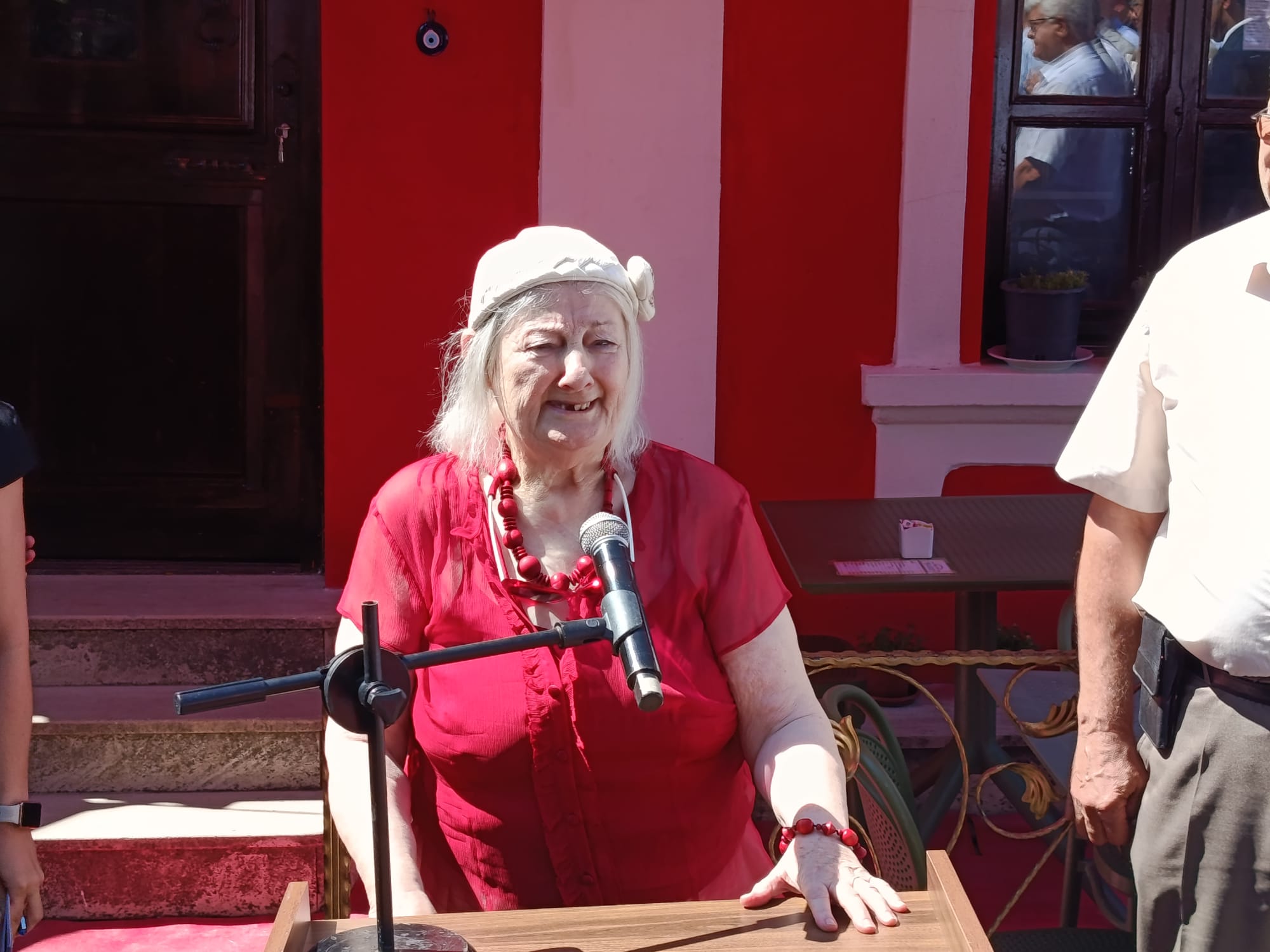 Edirne Belediyesi tarafından bir süredir ‘Mor Ev Kadın Atölyesi’ olarak hizmet veren sivil mimarlık örneği tarihi yapı, aslına uygun şekilde elden geçirilip kentin simge rengi olan Edirne Kırmızısına boyanarak ‘Hanımeli’ adıyla yeniden kapılarını açtı.